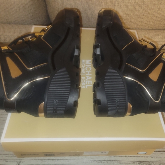 🔥SALE🔥Michael Kors HTF  Brooke Bootie SZ 9.5 - Picture 2 of 16